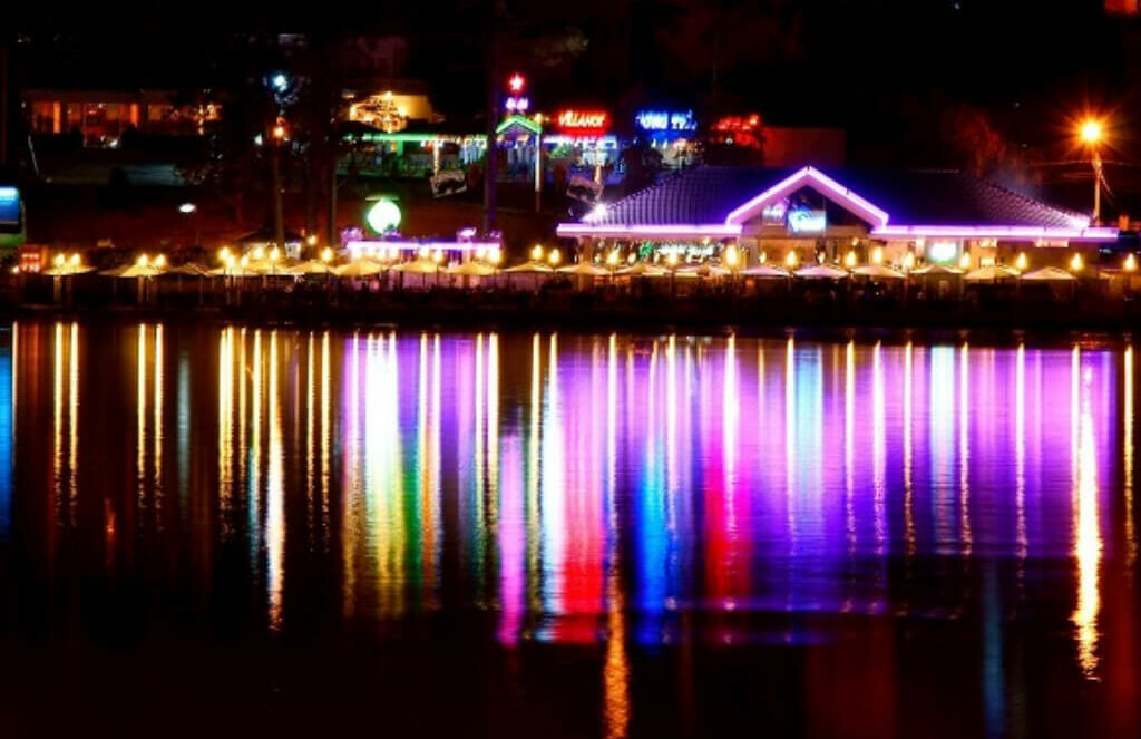 Hồ Xuân Hương – Viên ngọc bích quý giá giữa lòng Đà Lạt 44 Nhâm nhi tách cà phê chiêm ngưỡng vẻ đẹp Đà Lạt về đêm tại hồ