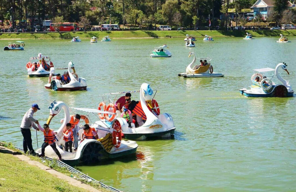 Hồ Xuân Hương – Viên ngọc bích quý giá giữa lòng Đà Lạt 37 Hồ Xuân Hương Đà Lạt có gì đặc sắc - Đạp vịt