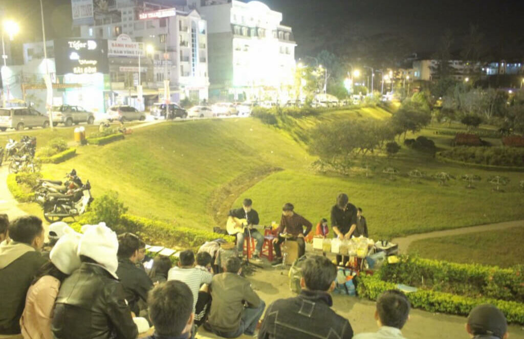 Hồ Xuân Hương – Viên ngọc bích quý giá giữa lòng Đà Lạt 43 Tham gia giao lưu du ca đường phố