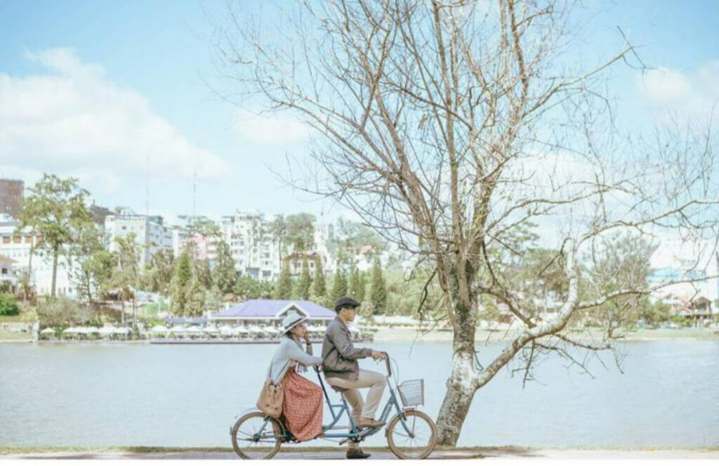 Hồ Xuân Hương – Viên ngọc bích quý giá giữa lòng Đà Lạt 39 Đi xe đạp đôi