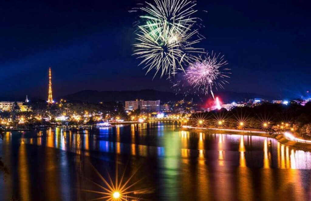 Hồ Xuân Hương – Viên ngọc bích quý giá giữa lòng Đà Lạt 42 Ngắm pháo hoa